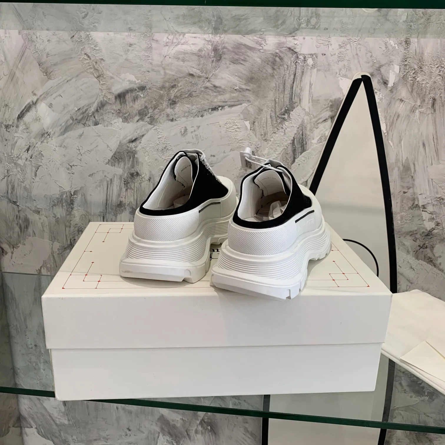 👟👟Ex-factory price 500👟👟 Mc Queen is in stock all year round [Rose] McQueen [Rose] dad shoes [Rose] ss early spring first release‼ ️‼ ️The latest Milan Fashion Week T-stage catwalk model, the unique and personalized design is very classy on the feet, and the round toe design allows the toes to be completely released. I spent a lot of money to buy multiple pairs of the originals and dismantled them and made replicas. Many celebrities such as Guli Nazha, Wu Lei, and Internet celebrity bloggers have endorsed Xiaohongshu’s popular products, and the products are sold out at the counters! Fabric: Imported pure cotton fabric Lining: Imported silk sheepskin Feet: Imported silk sheepskin Size: Women's 35-40. Packaging: original full set of packaging, outsole: increased by 5 cm, original outsole